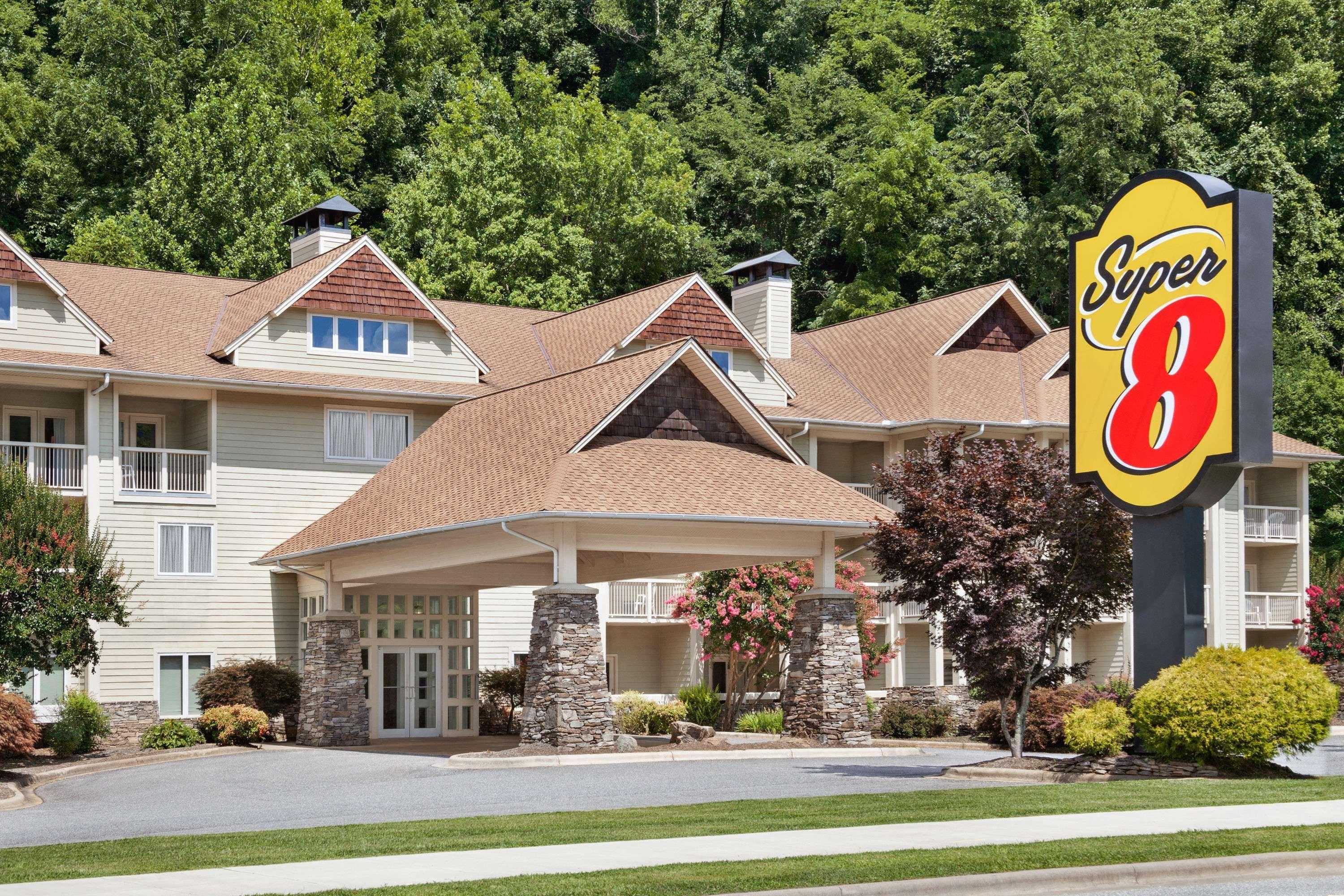 Super 8 By Wyndham Cherokee Exterior photo